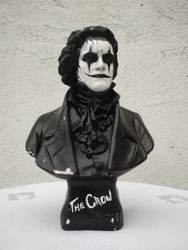 Busto decorativo The Crow - Resina - 28 cm