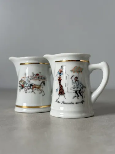 Par de mini leiteiras em porcelana Steatita