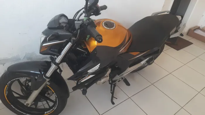 Vendo ou troco por honda fit, linda moto twister 250 , 2020