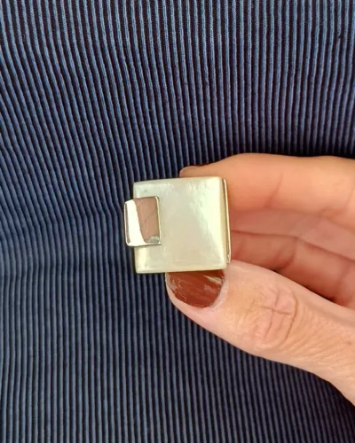 anel de prata com design geométrico moderno super estiloso
