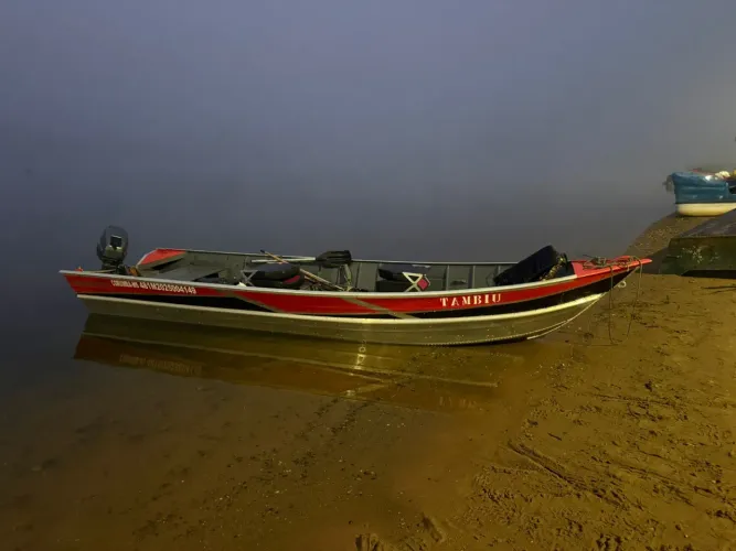 Barco motor e carreta
