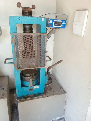  PRENSA USADA DE CONCRETO  HIDRAULICA  100T -.MONOMETRO DIGITAL, ENSAIO CORPO DE PROVA 