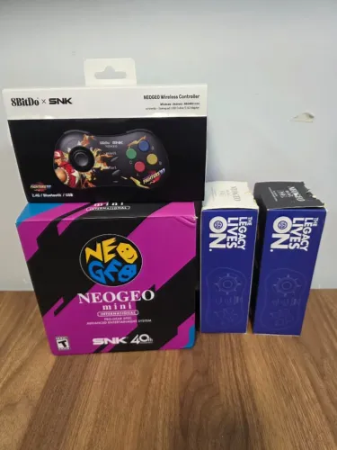 Neo Geo Mini Original com dois controles e um sem fio