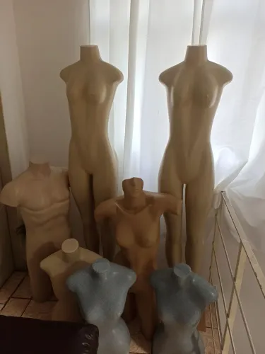 Vendo sete manequins usando, mas em boas condições .
