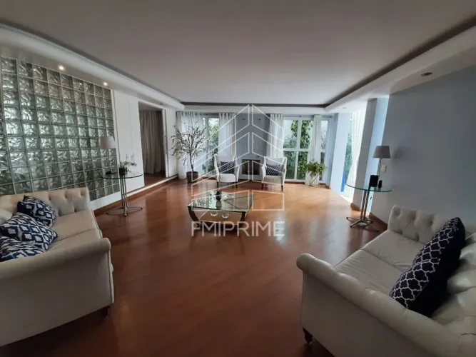 CASA EM ÁREA NOBRE DO PACAEMBU COM 690 m2, 5 SUITES e PISCINA.