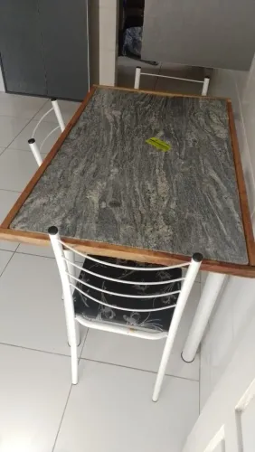 Vendo mesa com 4 cadeiras.Uma pequena rachadura na pedra, mas nada que comprometa seu uso.