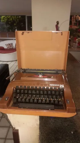 Máquina de escrever manualmente 