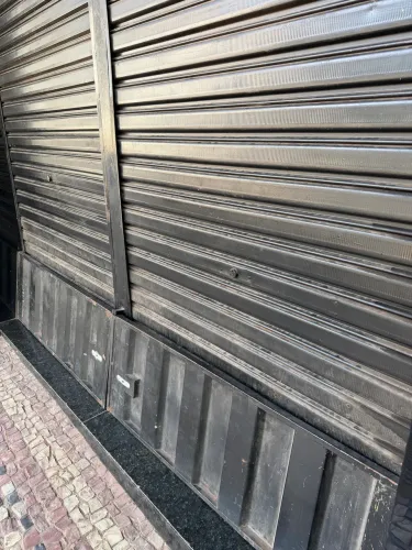 Porta de loja de enrolar com placas de proteção 280x287