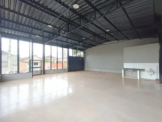 Galpão comercial para locação no bairro Centro, em Ribeirão Preto/SP.
