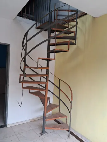 VENDE.SE, ESCADA CARACOL.VIR BUSCAR.!!! Tenho duas.
