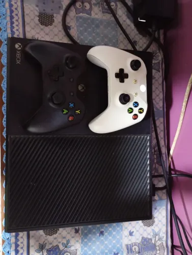 VENDO XBOX ONE, COM DOIS CONTROLES E VÁRIOS JOGOS