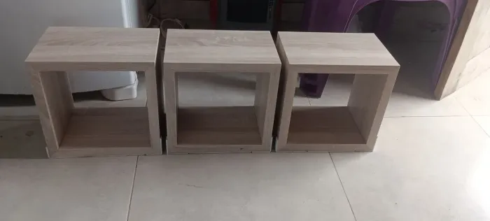 3 nichos e 2 prateleiras pequenas novos