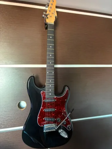 Guitarra Stratocaster Giannini G 100 3 Singles + Amplificador e Acessórios