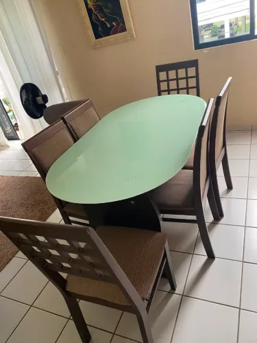 Vendo uma mesa em estrutura de madeira com tampo de vidro de 160 x 90 cm. E seis cadeiras.