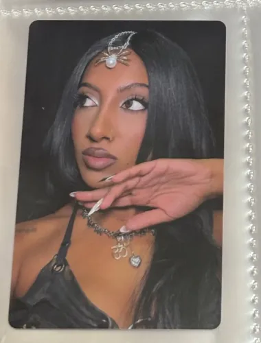 Photocard Oficial Lara Raj - Katseye vinil Touch/ Gabriela