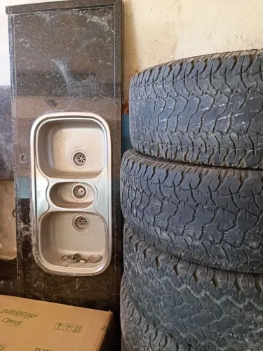 Mármore preto, com Cuba com duas torneiras. tamanho do mamore grande 2,20 por 60