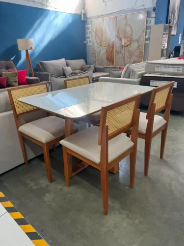 Mesa de Jantar Com 4 Cadeiras Maciças
