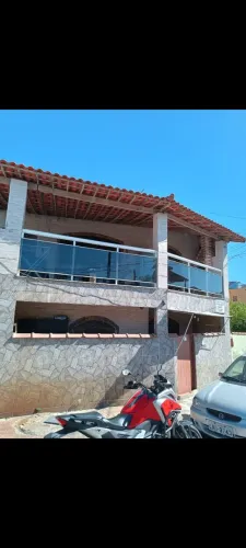 Duas casas à venda, independentes, em excelente localização.