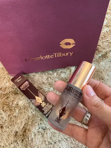 Fixador Charlotte Tilbury com sacola
