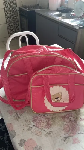 Vende-se bolsa maternidade para menina.