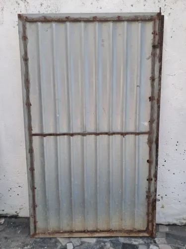 Um portão de chapa....