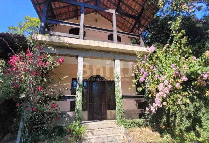 Oportunidade! Casa de 224 m2 com 4 quartos, duas suítes, piscina e churrasqueira