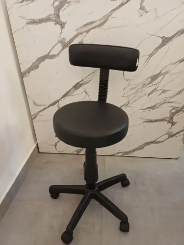 Cadeira Mocho Ergonômica encosto Slim preta giratória 