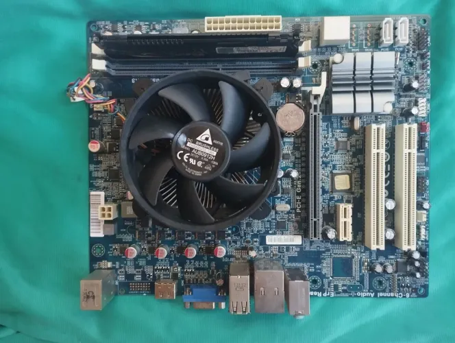 Placa-mãe completa, com processador, 1 memória ram DDR3, water cooler do processador.