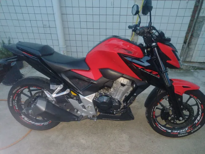 CB 300F nova pouco usada excelente estado