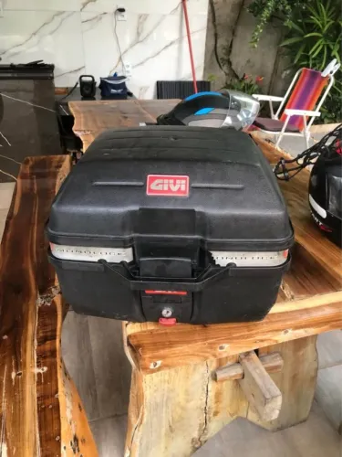 bau givi 27 litros ótimo estado