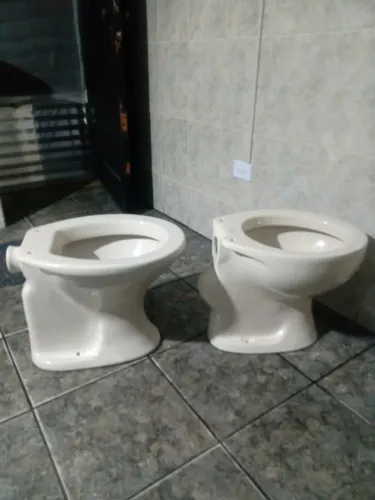 Vaso sanitário bege clarinho.