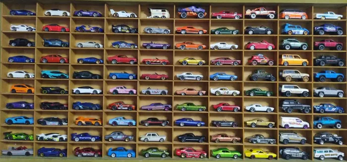 Carrinhos e miniaturas Hot Wheels R$25,00 cada