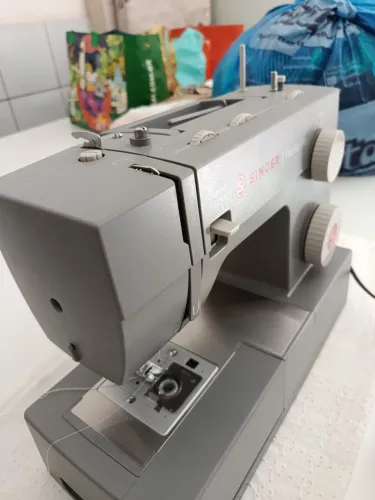 Máquina de Costura Singer Doméstica Facilita Pro 4423