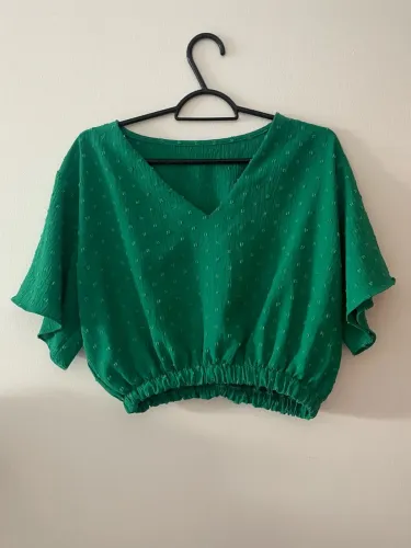 Blusa verde com bolinhas