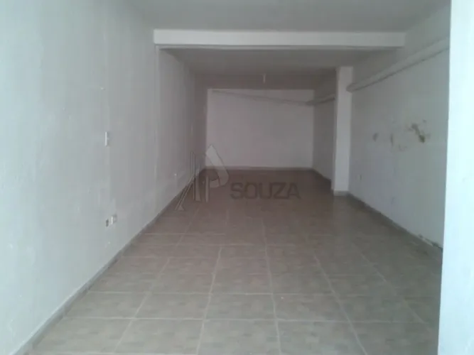 Salão comercial para alugar na Av Água Fria, 40m+40m sub solo local de movimento