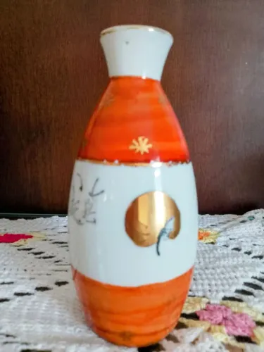 Antigo vasinho de porcelana oriental com 13,5 cm de altura