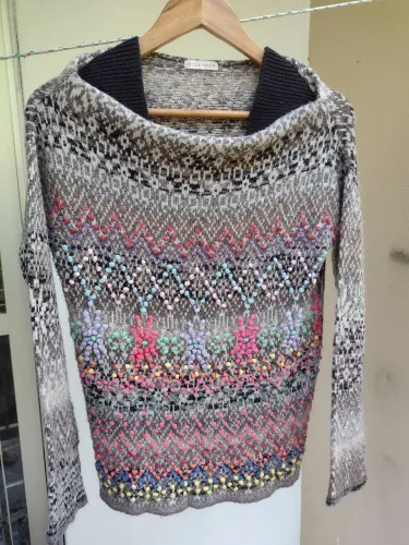 Blusa de lã manga longa bordada