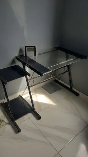 Escrivaninha de ferro com mesa de vidro