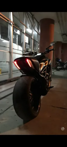 Ducati Diavel 1198 ? 2013 ? Preta fosca ? Com passagem por leilão