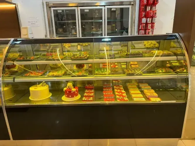 Vitrine 2,0m Vidro Curvo Em Aço Inox E Acabamento Em Granito 