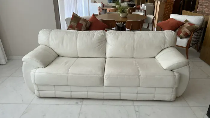 Vendo Sofá de Couro Legítimo Branco 2,30mts. Excelente estado e muito confortável.