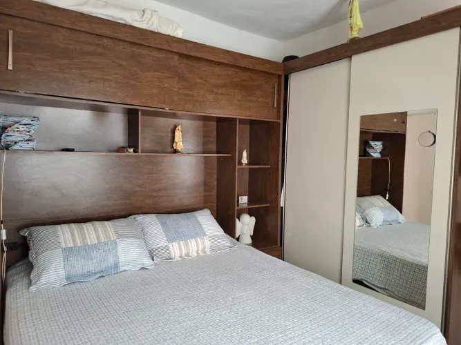 Guarda-Roupa de canto.