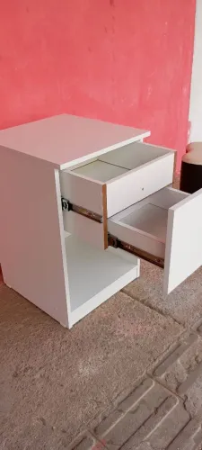 Criado mudo com gaveta secreta 