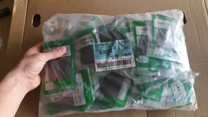 x50 pacotes de 100 unid. Abraçadeira Schneider