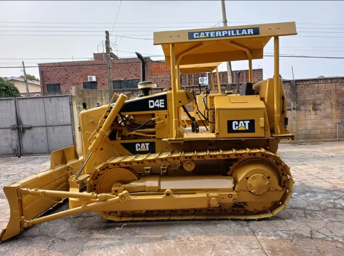 Trator de Esteira Caterpillar D4E ano 1983 com Embreagem, em Campinas