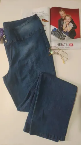 Calça jeans cintura alta plus size Tm 52 na etiqueta