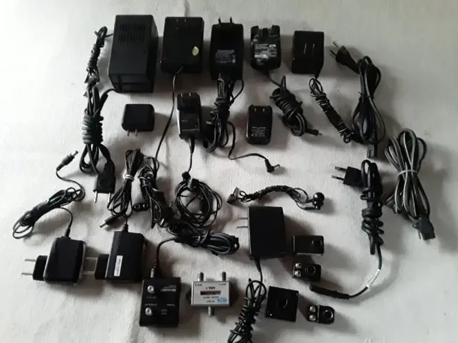 Lote c/ 22 un pecas acessorios carregadores p/Audio,video,telef.eletro.