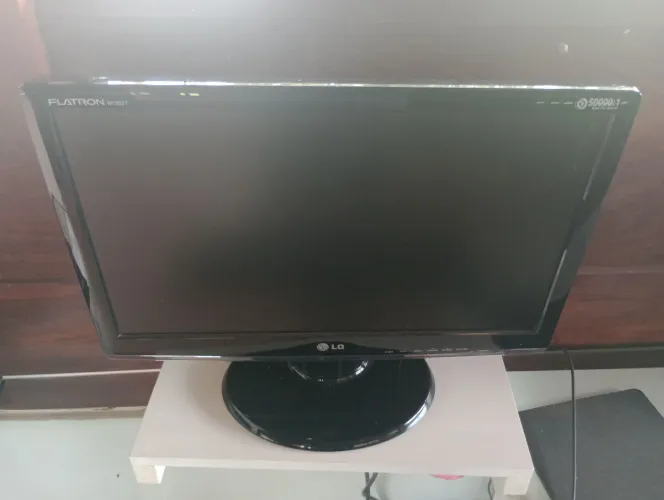 Monitores LG e Dell. 19 polegadas