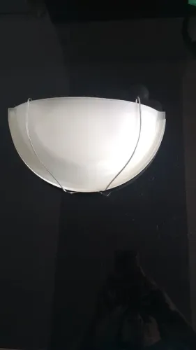 Arandela meia lua de parede com arame protetor 