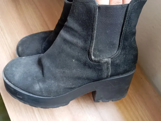 Bota preta de cano curto carmim